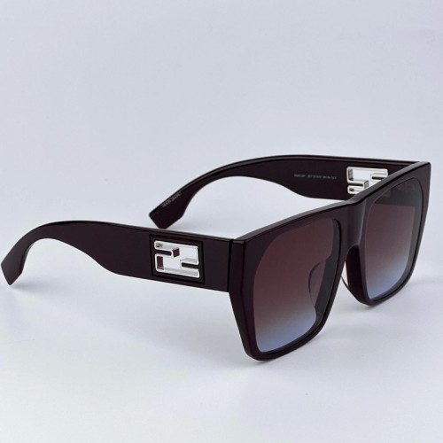 Fendi FE40124F - 81T - 57 Okulary przeciwsłoneczne Fioletowy Kanciaste