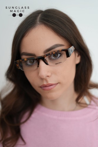 MIU MIU MU B07S - 14L08N - 51 - Z SOCZEWKAMI Z FILTREM ŚWIATŁA NIEBIESKO-FIOLETOWEGO Okulary przeciwsłoneczne Prostokątny