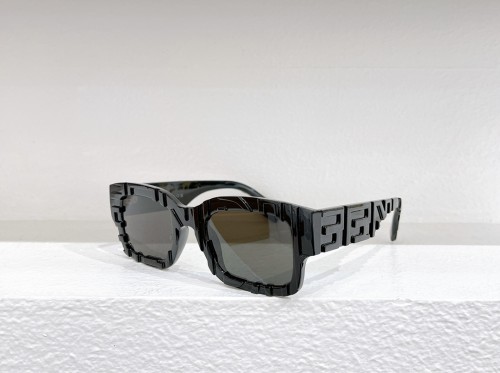 Fendi - Okulary przeciwsłoneczne - FE40104I - 01C - 50